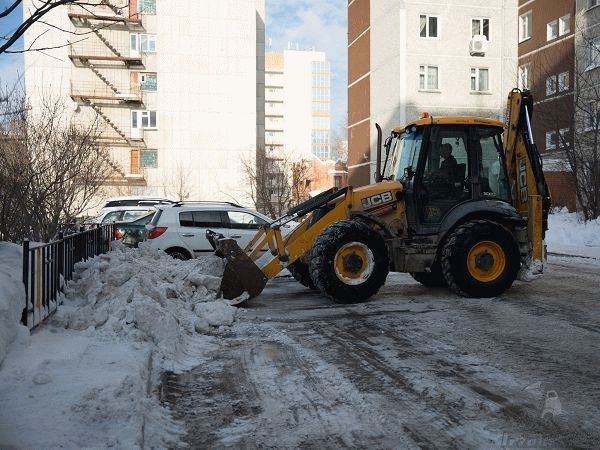 Уборка снега с помощью фронтального погрузчика