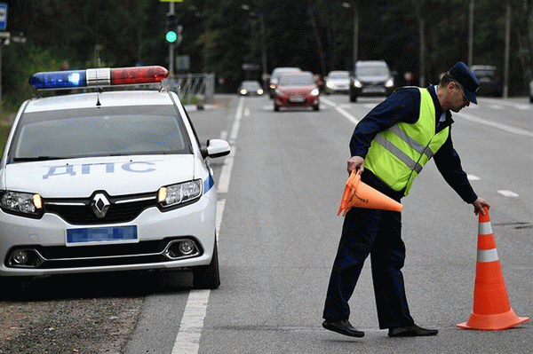 Дорожный инспектор показывает конусы на месте аварии